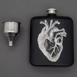 Iron u0026 Glory Draußen^For Medicinal Purposes - Flachmann mit Abbildung eines anatomischen Herzens