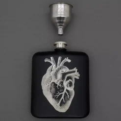 Iron u0026 Glory Draußen^For Medicinal Purposes - Flachmann mit Abbildung eines anatomischen Herzens