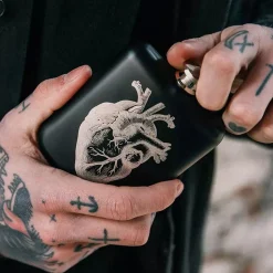 Iron u0026 Glory Draußen^For Medicinal Purposes - Flachmann mit Abbildung eines anatomischen Herzens